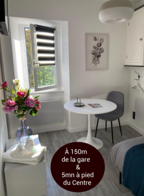 AUX 4 LOGIS Appart-hotel - Studio Le Flore - Petit déjeuner inclus 1ère nuit